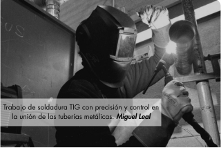 Soldador aplicando la soldadura TIG con precisión. Miguel Leal